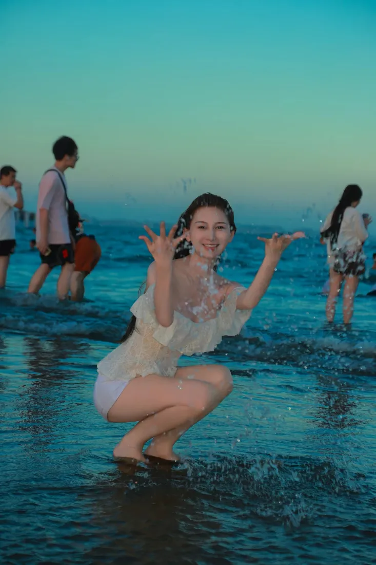 海边白裙少女手机壁纸｜浅滩嬉水背景图片 - 清新蓝调夏日人像「哲风壁纸」