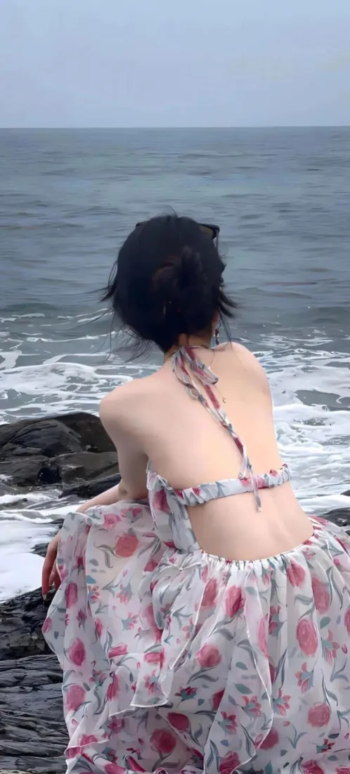 海边露背碎花裙女生手机壁纸｜背景图片 - 氛围感海景人像「哲风壁纸」
