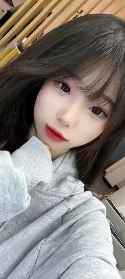清纯长发美女手机壁纸｜浅蓝卫衣自拍背景图片 - 温柔少女感居家人像「哲风壁纸」