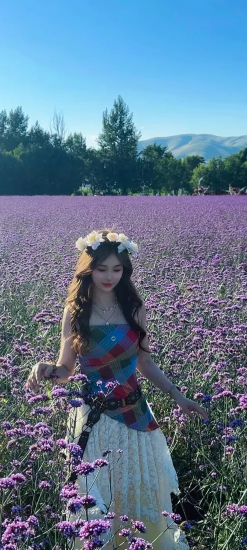花海美女手机壁纸｜紫色花田背景图片 - 花环少女户外写真「哲风壁纸」