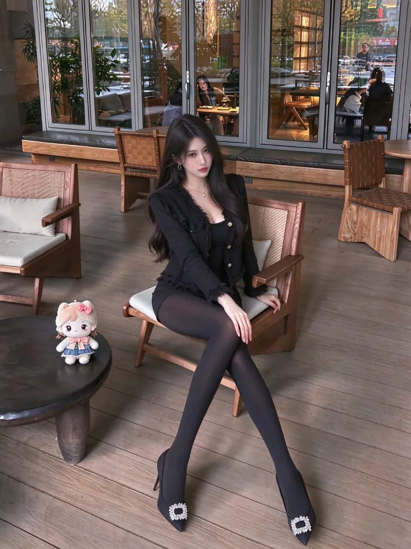 黑衣长腿美女手机壁纸｜咖啡馆背景图片 - 黑丝御姐风「哲风壁纸」