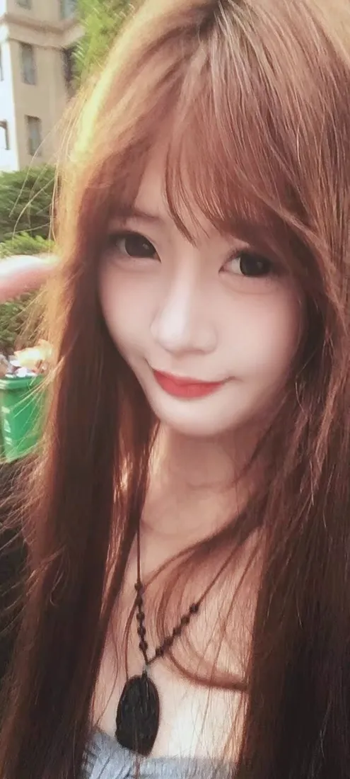 棕发美女手机壁纸｜户外自拍背景图片 - 红唇长发少女「哲风壁纸」