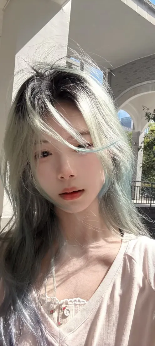 白发少女手机壁纸｜街拍背景图片 - 白上衣锁骨长发随拍「哲风壁纸」