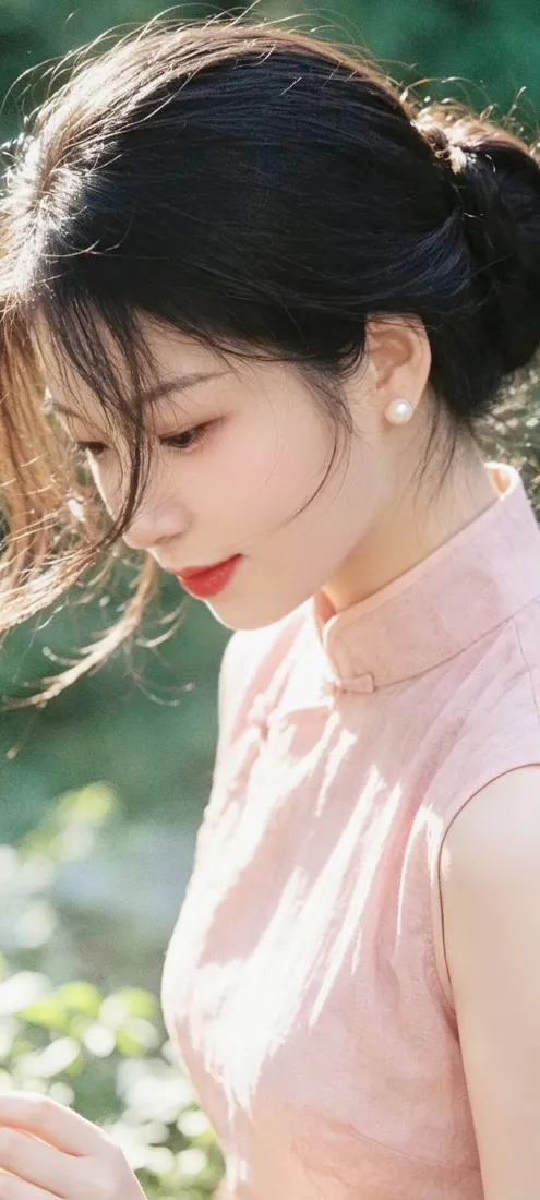 旗袍美女手机壁纸｜背景图片 - 粉色旗袍户外清新人像「哲风壁纸」
