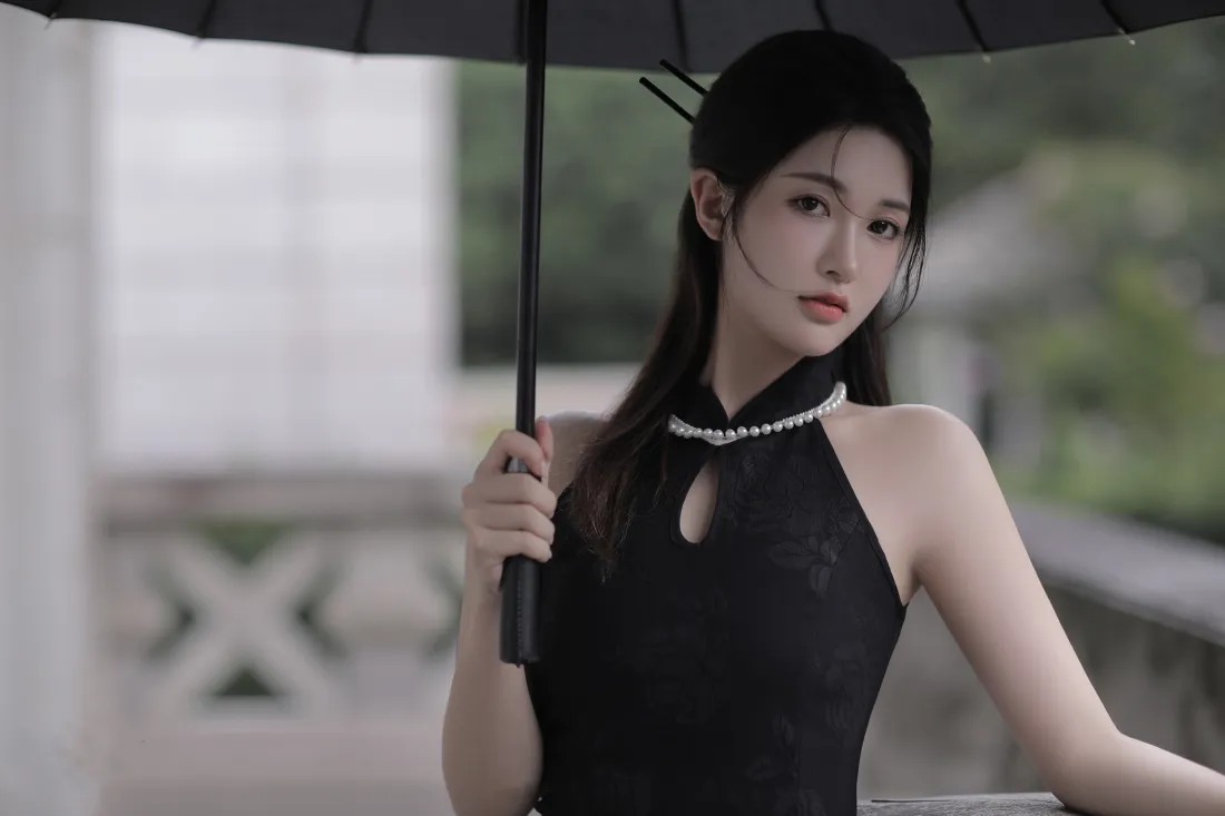 3k黑衣旗袍美女壁纸｜雨天撑伞背景图片 - 东方氛围感写真「哲风壁纸」
