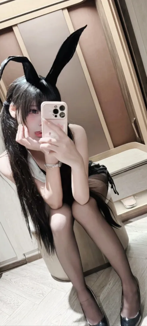 兔女郎cos美女手机壁纸｜黑丝对镜自拍背景图片 - 甜酷黑兔耳少女居家写真「哲风壁纸」