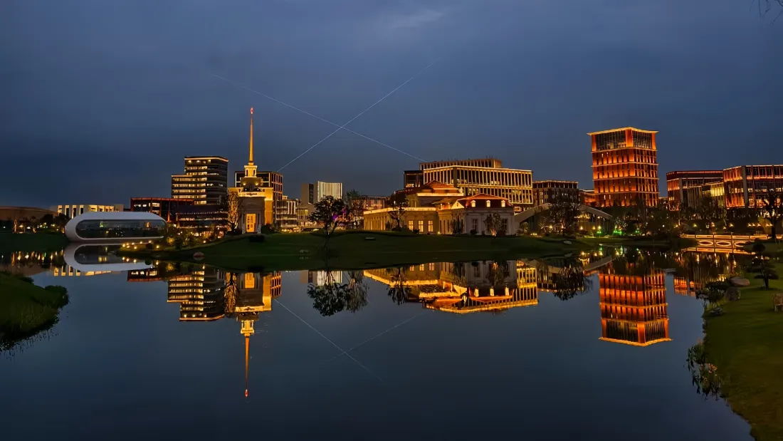5k烟台大学三元湖夜景｜湖畔钟楼背景图片 - 灯火倒影「哲风壁纸」