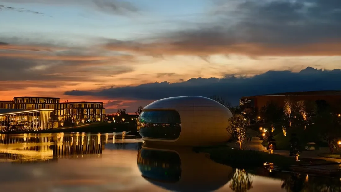 3k未来胶囊建筑壁纸｜湖畔黄昏背景图片 - 城市晚霞夜景「哲风壁纸」