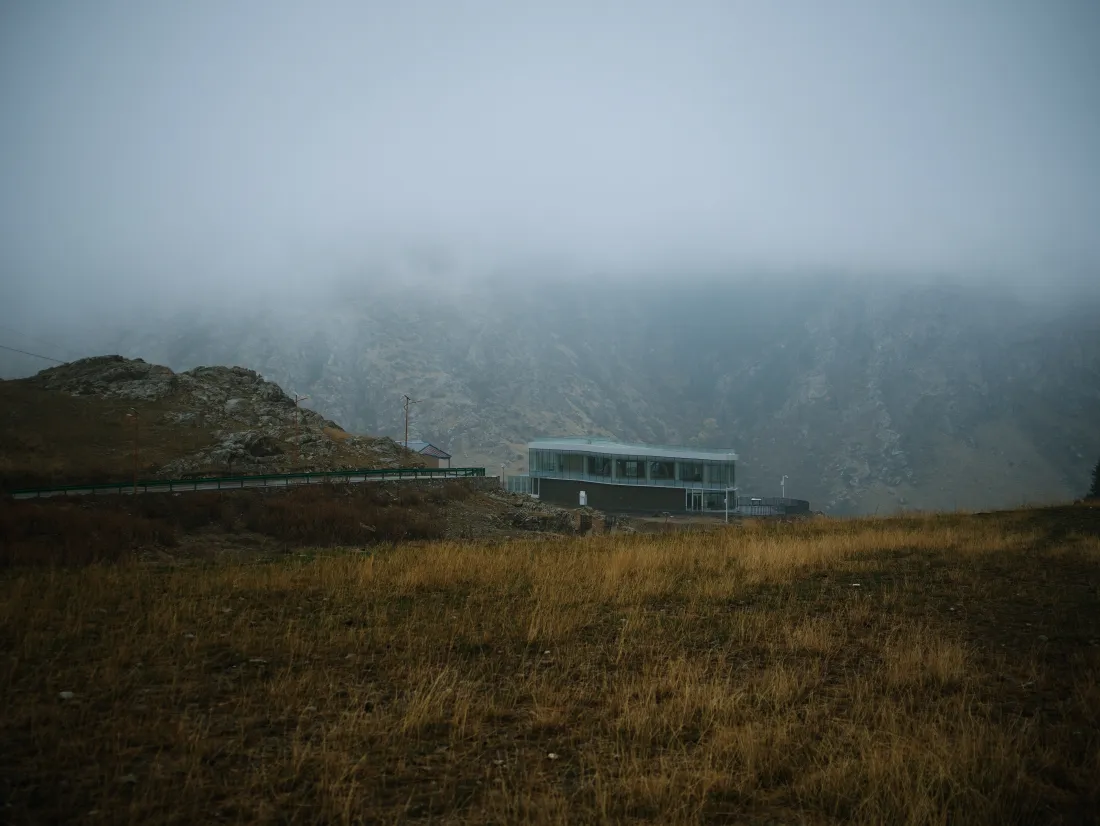 6k新疆雨雾草甸｜秋野背景图片 - 远山雾色枯黄草甸山景「哲风壁纸」