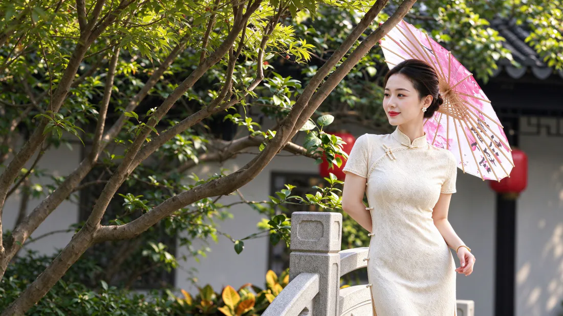 3k米白蕾丝旗袍美女壁纸｜中式园林背景图片 - 油纸伞温婉写真「哲风壁纸」