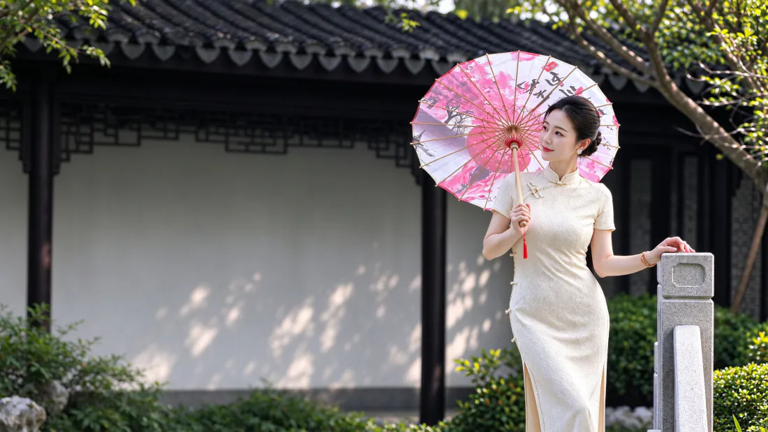 3k米白蕾丝旗袍美女壁纸｜江南园林背景图片 - 撑粉油纸伞温婉写真「哲风壁纸」