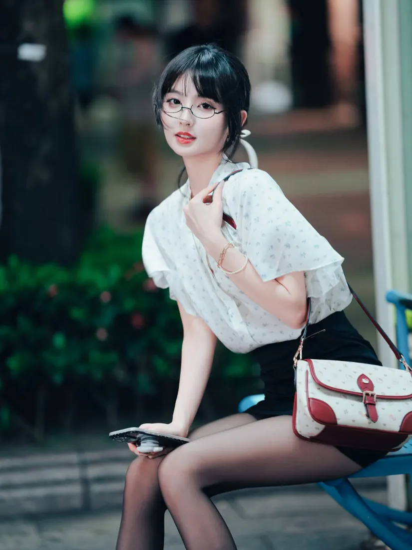 眼镜OL美女手机壁纸｜街拍背景图片 - 白衬衫黑丝通勤风「哲风壁纸」