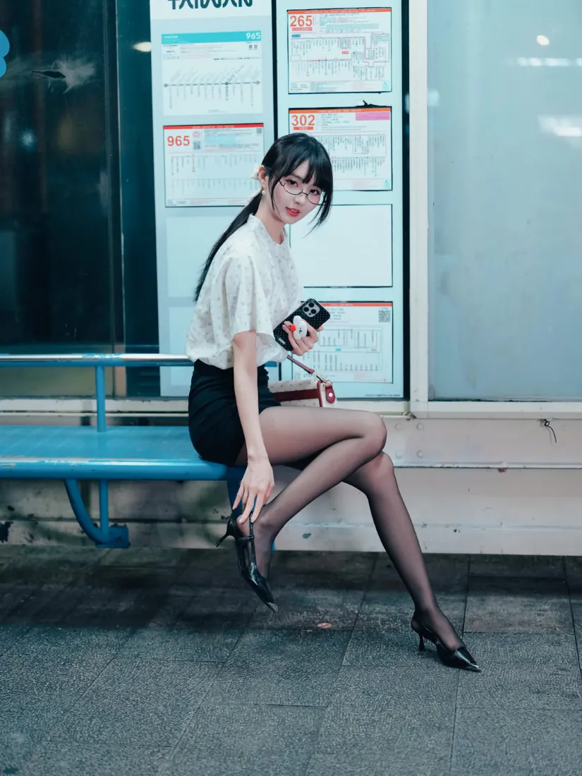 OL黑丝美女手机壁纸｜公交站台背景图片 - 职业装街拍「哲风壁纸」