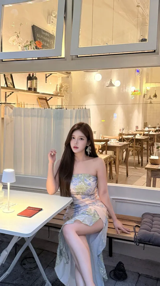 抹胸长裙美女手机壁纸｜咖啡馆背景图片 - 优雅夜景人像「哲风壁纸」