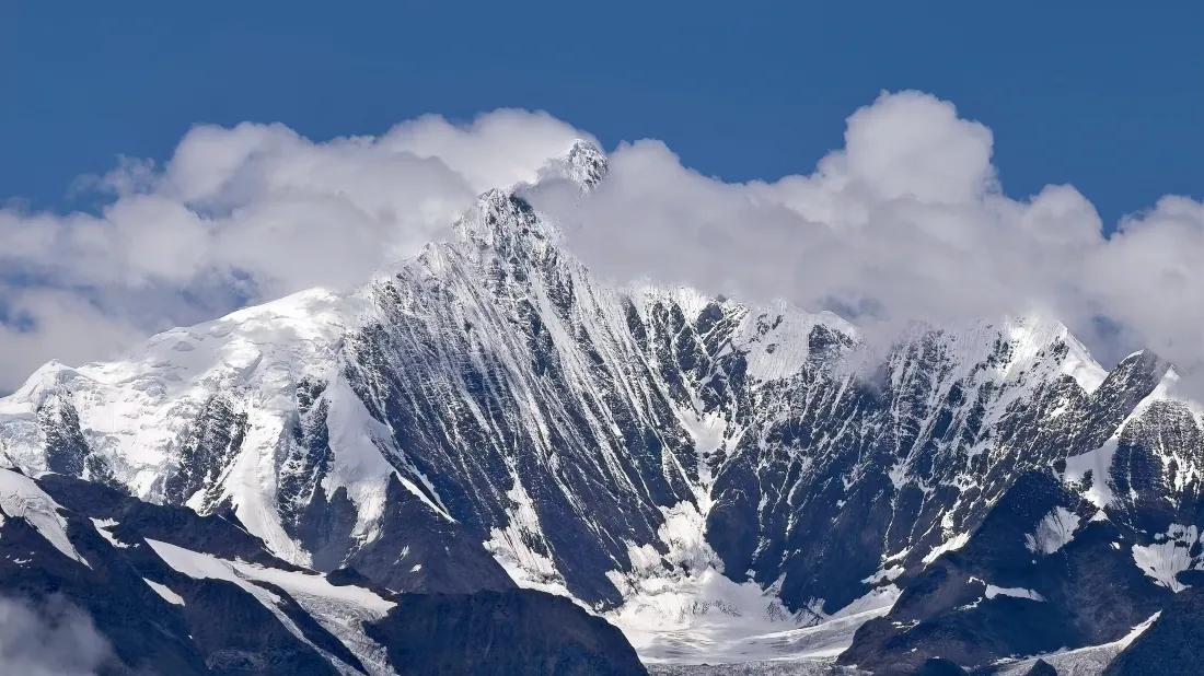 4k雪山壁纸｜山尖白云背景图片 - 巍峨冰川自然风景「哲风壁纸」
