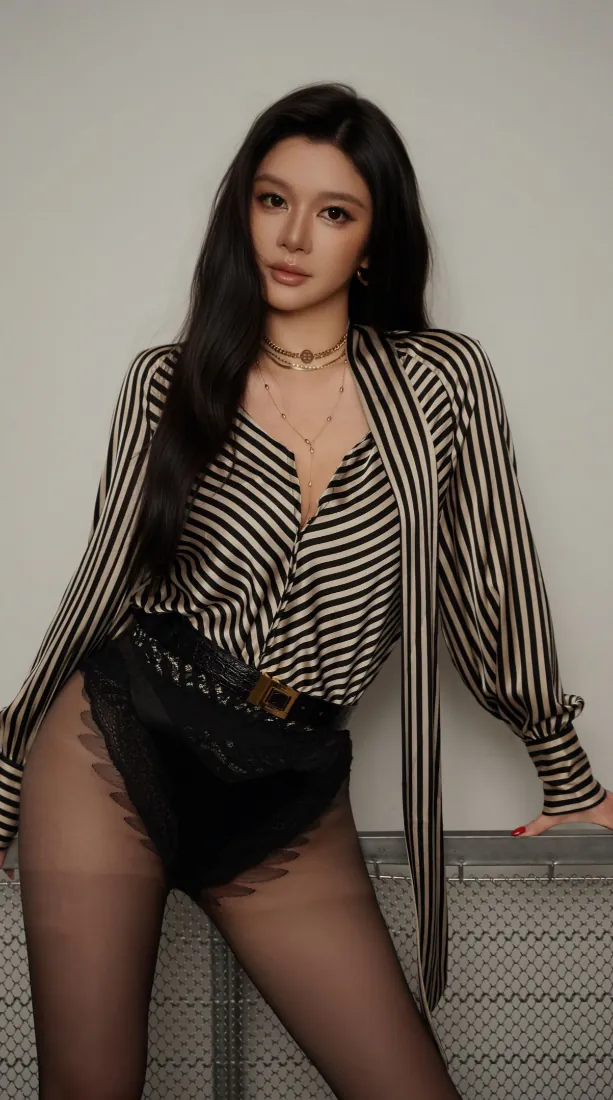 条纹衫黑丝美女手机壁纸｜背景图片 - 辣妹风室内人像「哲风壁纸」