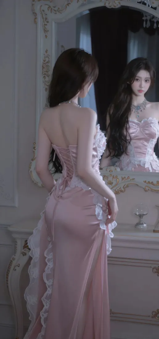 粉裙美女手机壁纸｜镜前背影背景图片 - 露背长裙卷发少女「哲风壁纸」