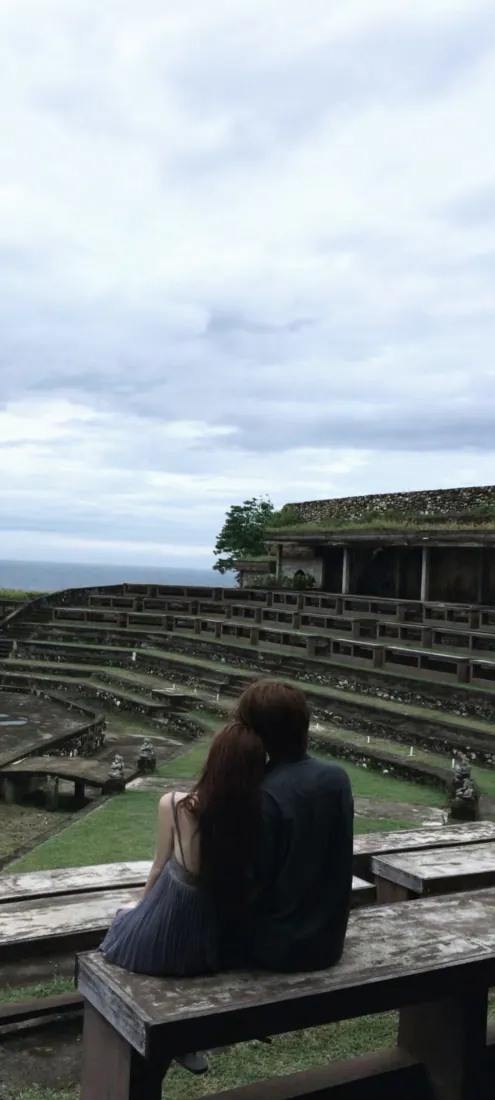 乌鲁瓦图火舞剧场美女｜海景背景图片 - 巴厘岛阶梯看台阴天旅拍「哲风壁纸」