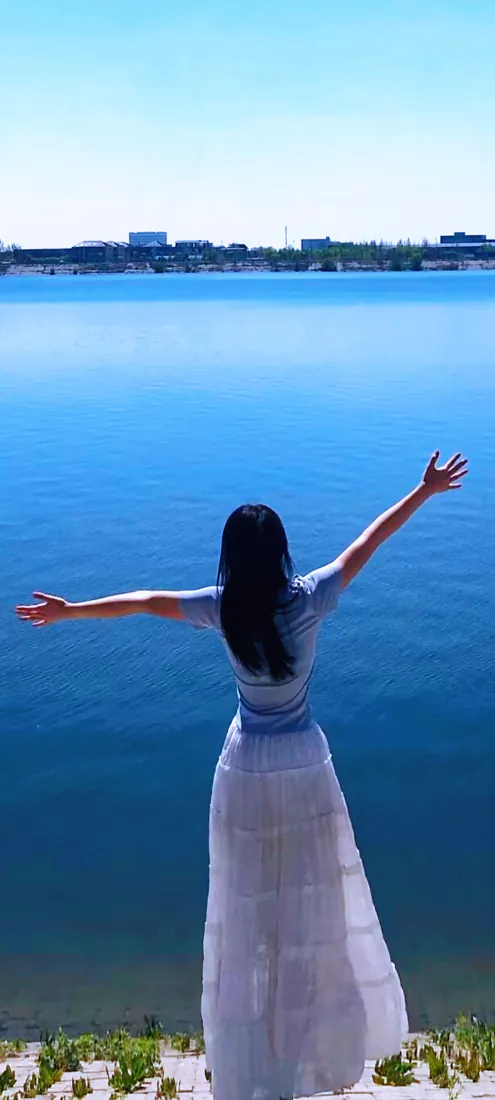 海边白裙美女手机壁纸｜蓝色海面背景图片 - 张开双臂背影「哲风壁纸」