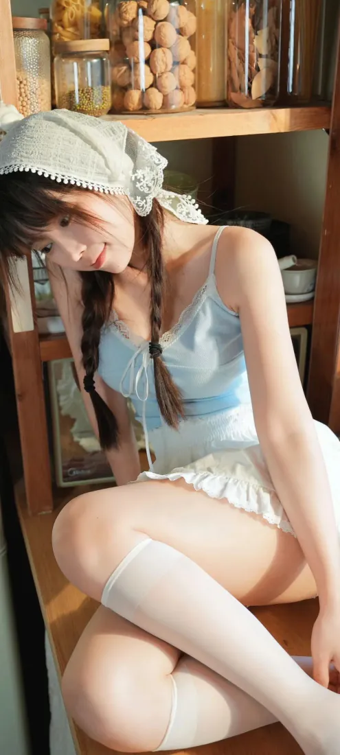 清纯美女手机壁纸｜背景图片 - 蓝吊带白袜居家少女「哲风壁纸」