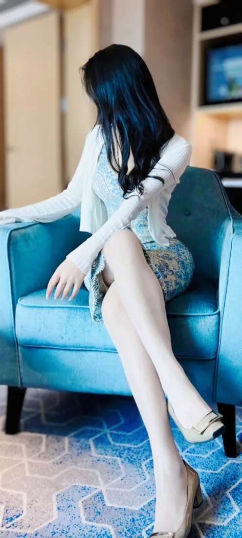 美女手机壁纸｜室内沙发背景图片 - 白衫短裙长发女性「哲风壁纸」