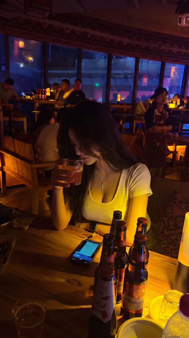 酒吧美女手机壁纸｜夜景背景图片 - 暖光微醺独饮「哲风壁纸」