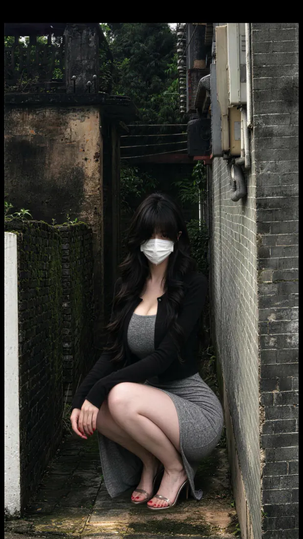 口罩美女手机壁纸｜背景图片 - 灰裙黑衫蹲姿街拍人像「哲风壁纸」