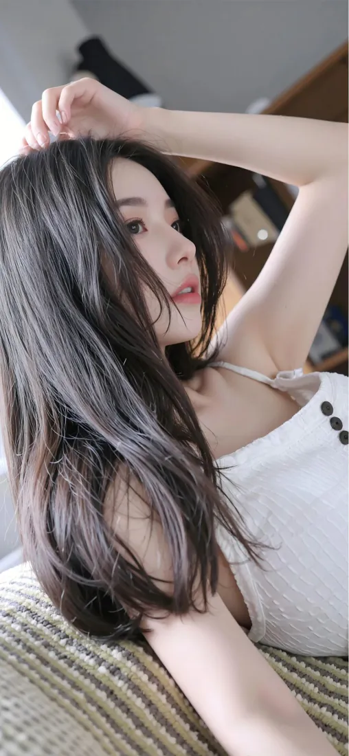 长发气质美女手机壁纸｜居家白色背心背景图片 - 慵懒氛围感少女写真「哲风壁纸」