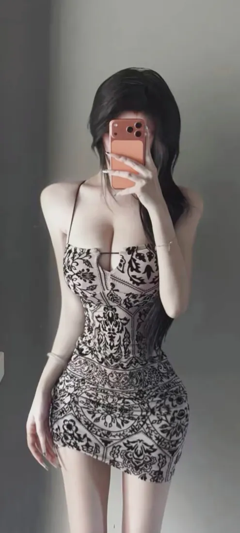 碎花吊带裙美女手机壁纸｜对镜自拍背景图片 - 辣妹包臀裙穿搭「哲风壁纸」