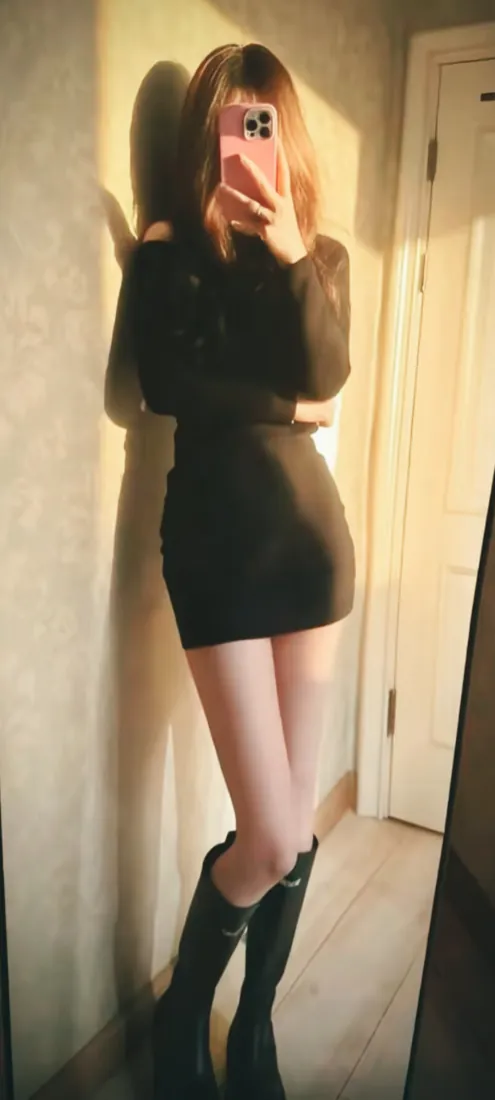 黑衣长腿美女手机壁纸｜对镜自拍背景图片 - 包臀裙长靴室内暖光「哲风壁纸」