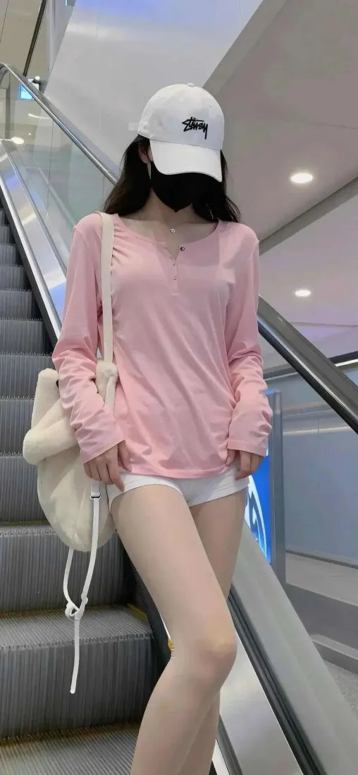 粉衣鸭舌帽美女手机壁纸｜商场自动扶梯背景图片 - 休闲穿搭随拍「哲风壁纸」