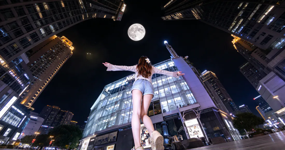 3k城市夜景少女壁纸｜高楼满月背景图片 - 热裤长发街拍「哲风壁纸」