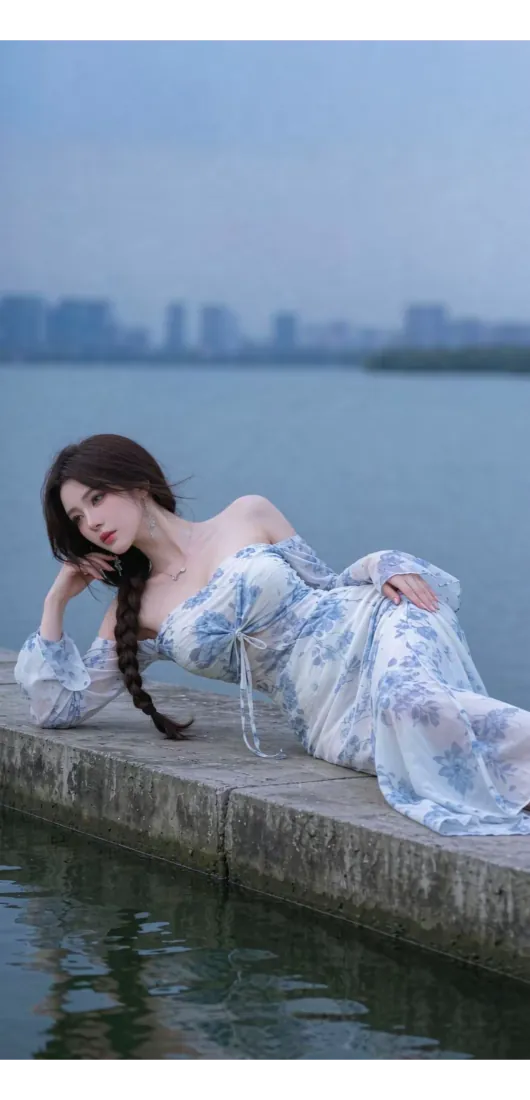 清冷感美女手机壁纸｜湖边背景图片 - 青花瓷长裙「哲风壁纸」