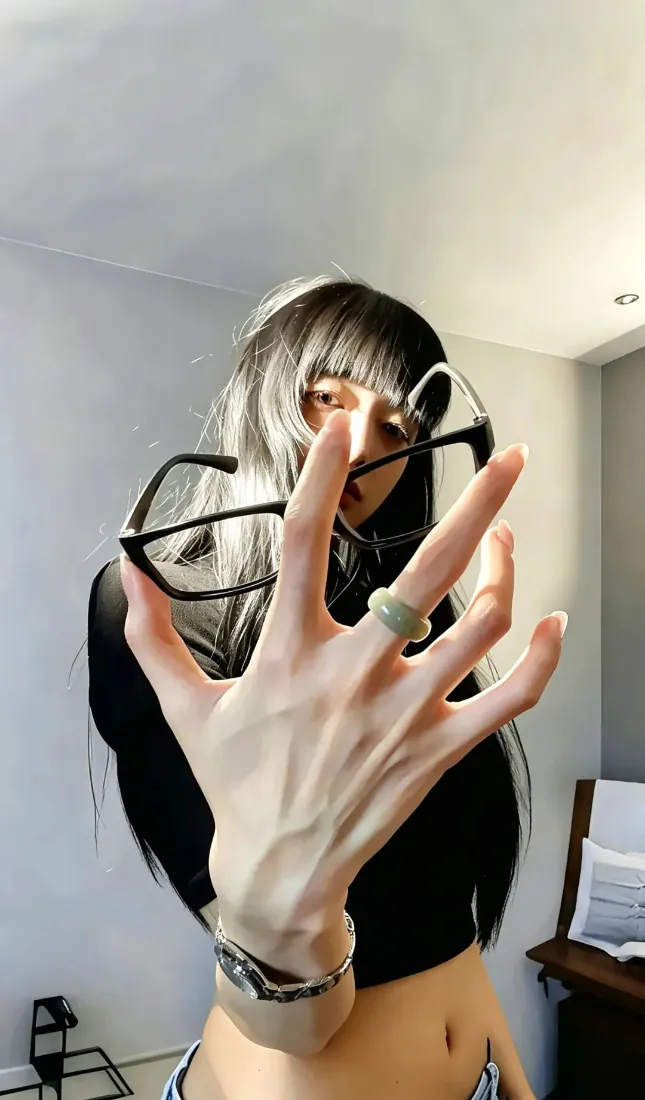 黑白双色发酷感美女手机壁纸｜室内自拍背景图片 - 黑框眼镜露腰辣妹「哲风壁纸」