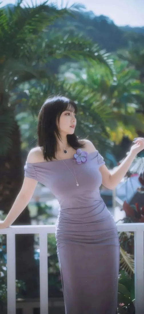 紫衣美女手机壁纸｜露台背景图片 - 山林绿植写真「哲风壁纸」