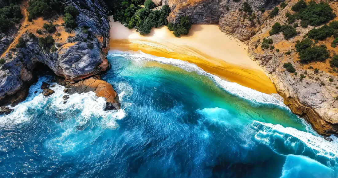 3k隐秘海湾沙滩壁纸｜航拍碧海礁石背景图片 - 自然风景「哲风壁纸」
