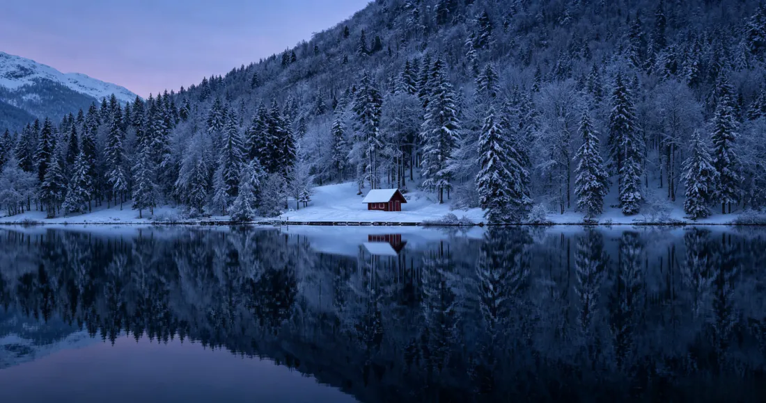 3k雪林湖畔小屋壁纸｜冬日蓝调背景图片 - 静谧湖山雪景「哲风壁纸」