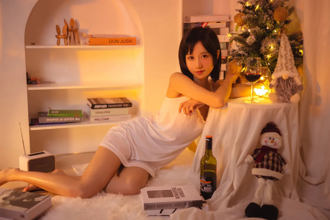 3k居家暖光少女｜圣诞氛围背景图片 - 纯欲白裙私房写真「哲风壁纸」