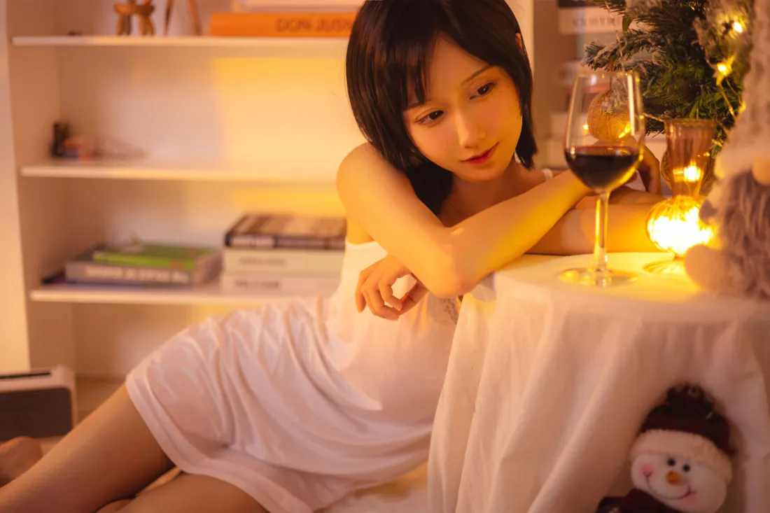 3k居家美女暖光写真壁纸｜红酒背景图片 - 温馨氛围「哲风壁纸」