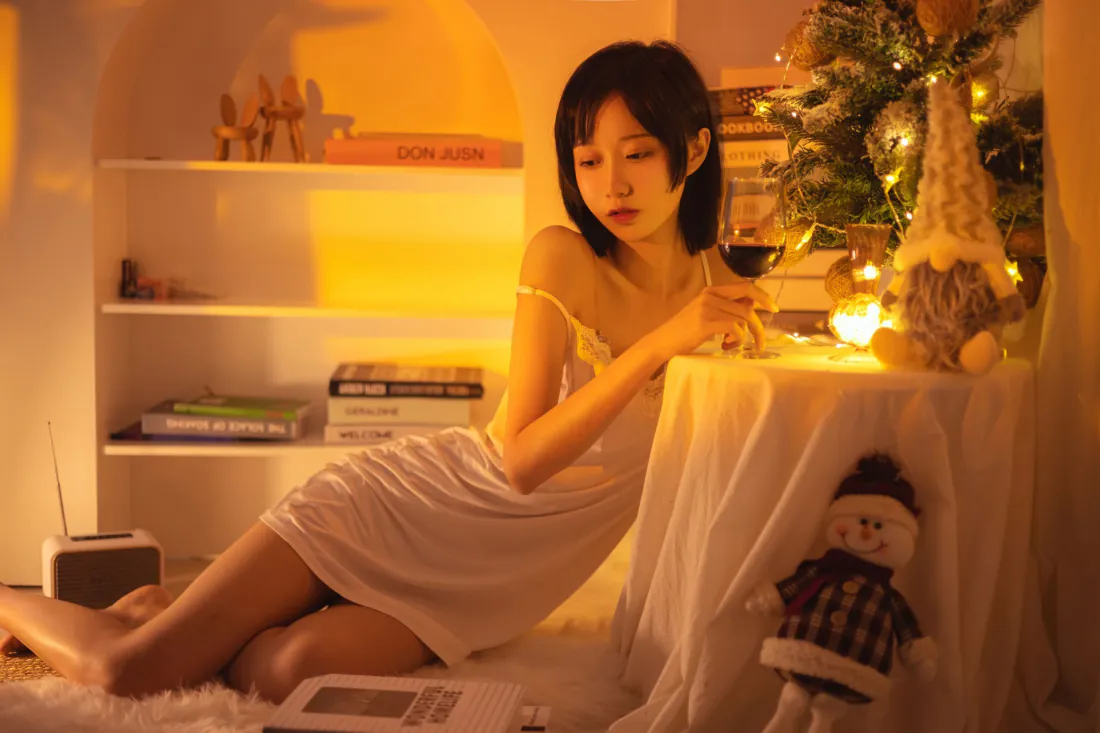 3k暖光居家少女壁纸｜温馨圣诞背景图片 - 白裙红酒「哲风壁纸」