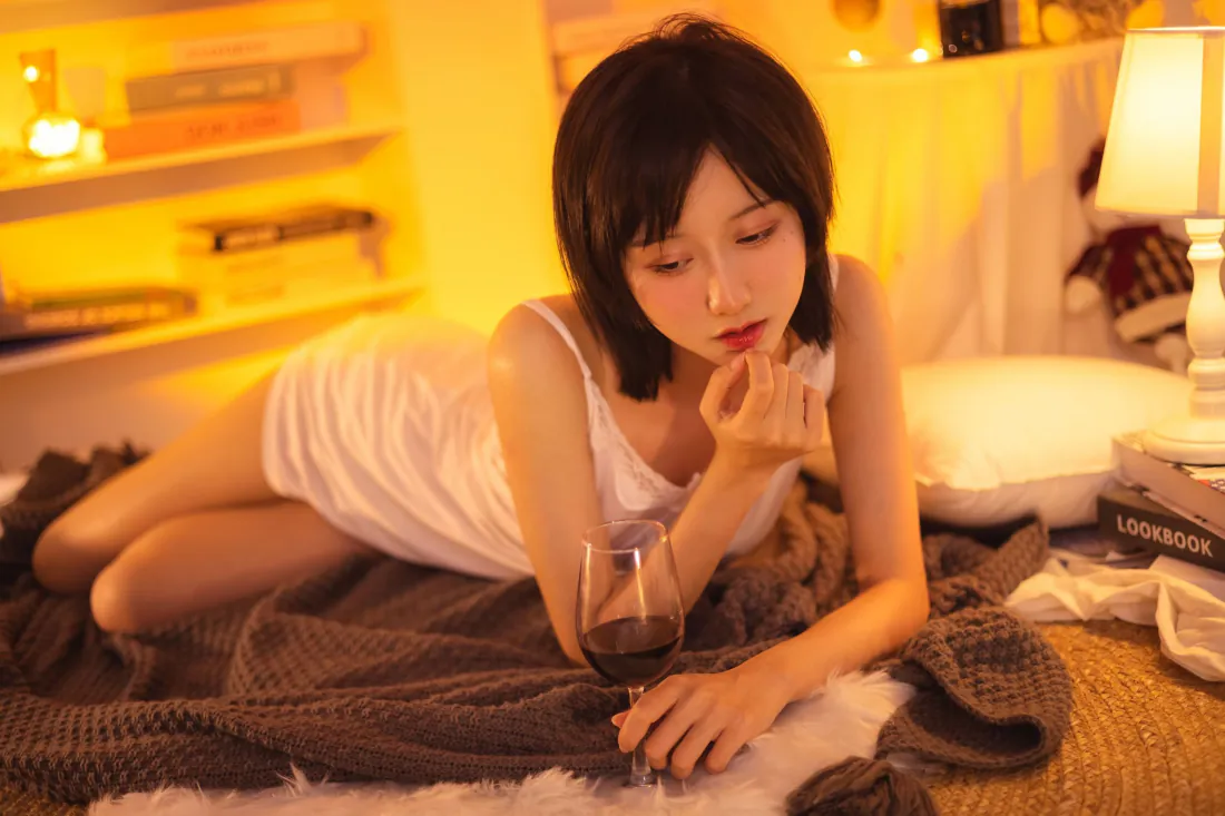 3k短发美女居家暖光写真｜红酒背景图片 - 慵懒氛围「哲风壁纸」