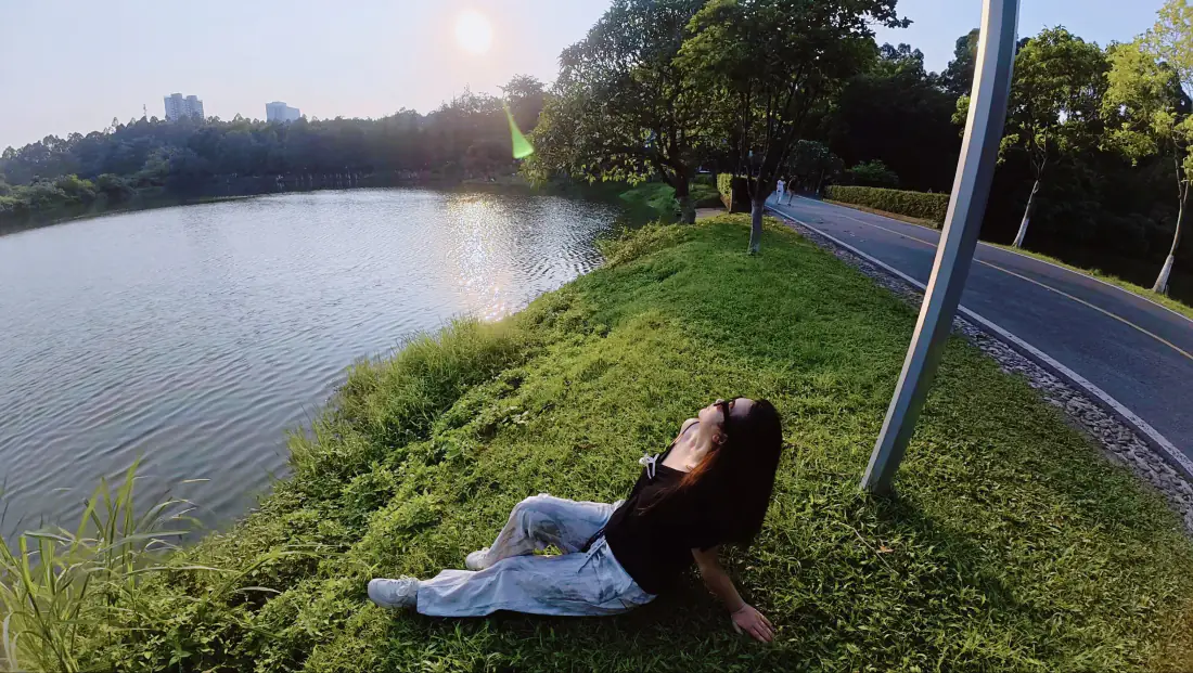 4k湖畔草地美女｜户外背景图片 - 黑上衣牛仔裤休闲写真「哲风壁纸」