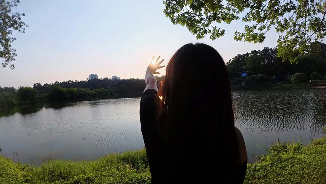 4k湖边逆光长发美女壁纸｜草地夕阳背景图片 - 治愈氛围感「哲风壁纸」