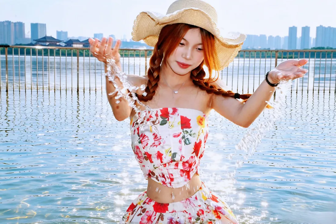 2k海边碎花泳衣美女壁纸｜夏日滨水背景图片 - 草帽双辫甜妹清凉写真「哲风壁纸」