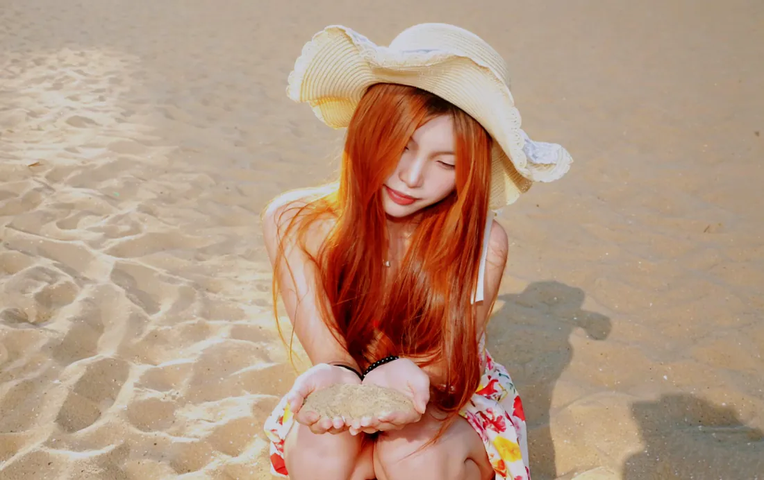 3k红发泳装美女壁纸｜海边沙滩背景图片 - 夏日度假风「哲风壁纸」