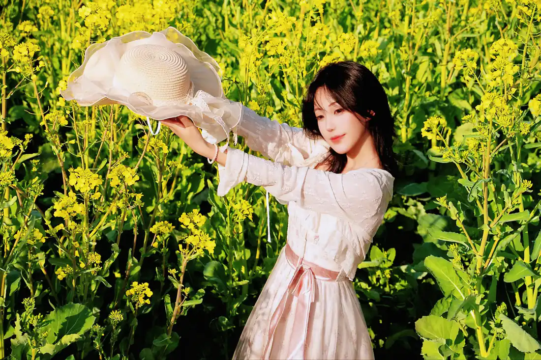 2k油菜花田美女壁纸｜春日背景图片 - 白裙少女草帽清新写真「哲风壁纸」