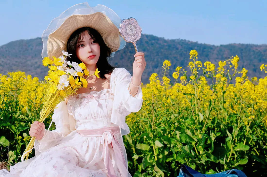 2k油菜花田美女壁纸｜春日白裙背景图片 - 草帽花束清新写真「哲风壁纸」