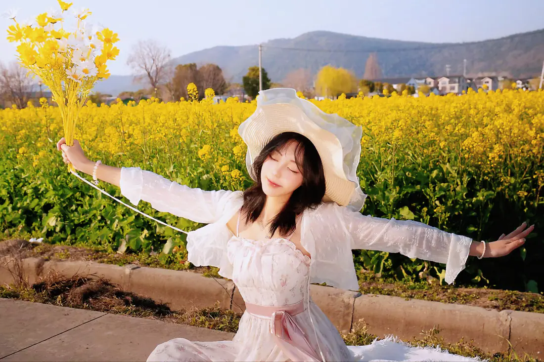 2k油菜花田美女壁纸｜春日背景图片 - 白裙草帽清新人像「哲风壁纸」