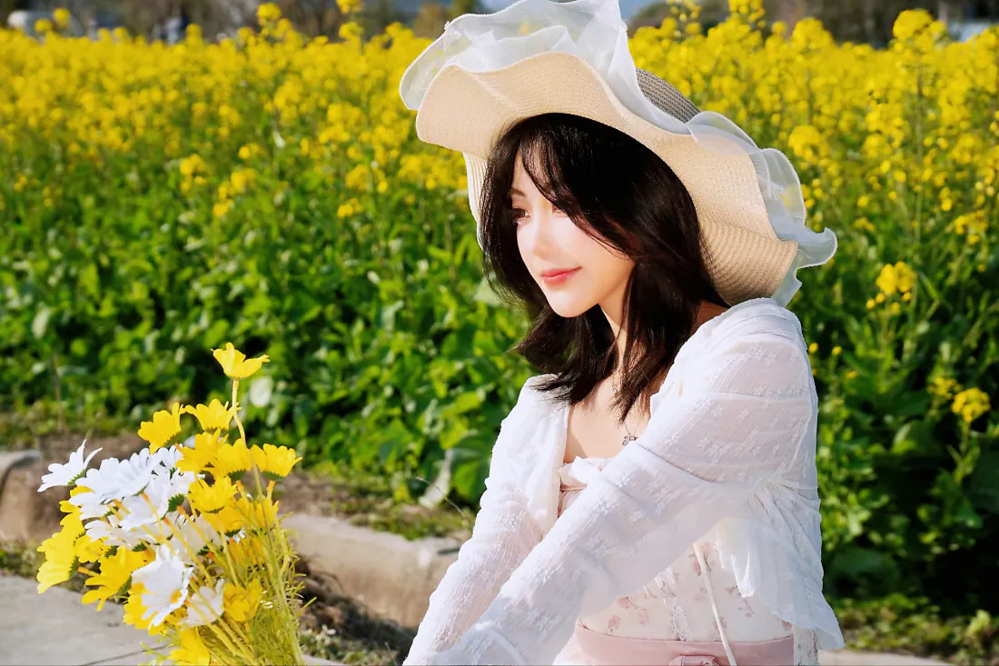 2k花田美女壁纸｜背景图片 - 白裙草帽春日写真「哲风壁纸」