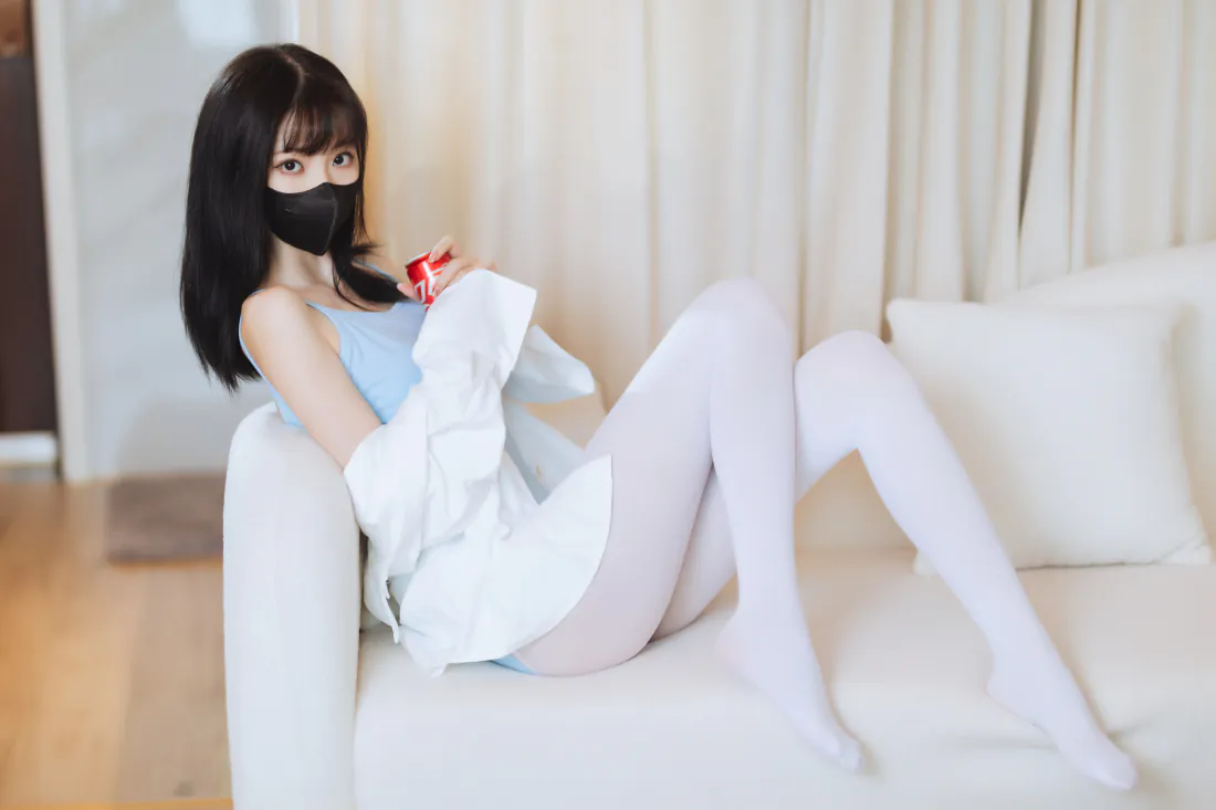 3k白丝少女壁纸｜居家沙发背景图片 - 黑口罩长腿清凉写真「哲风壁纸」